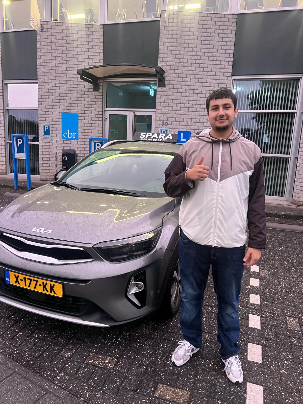 Geslaagde leerling Dara bij de SPARA-lesauto